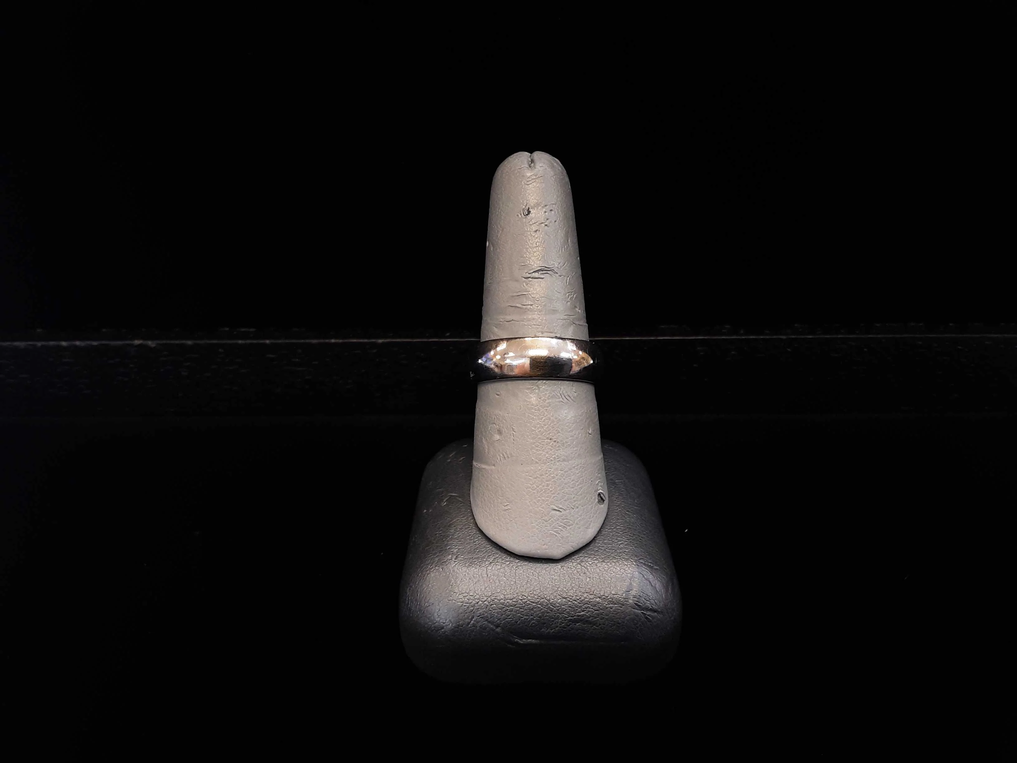 Ring - Wedding Band - White Gold 14k (.585) 6.9 grams Size 8