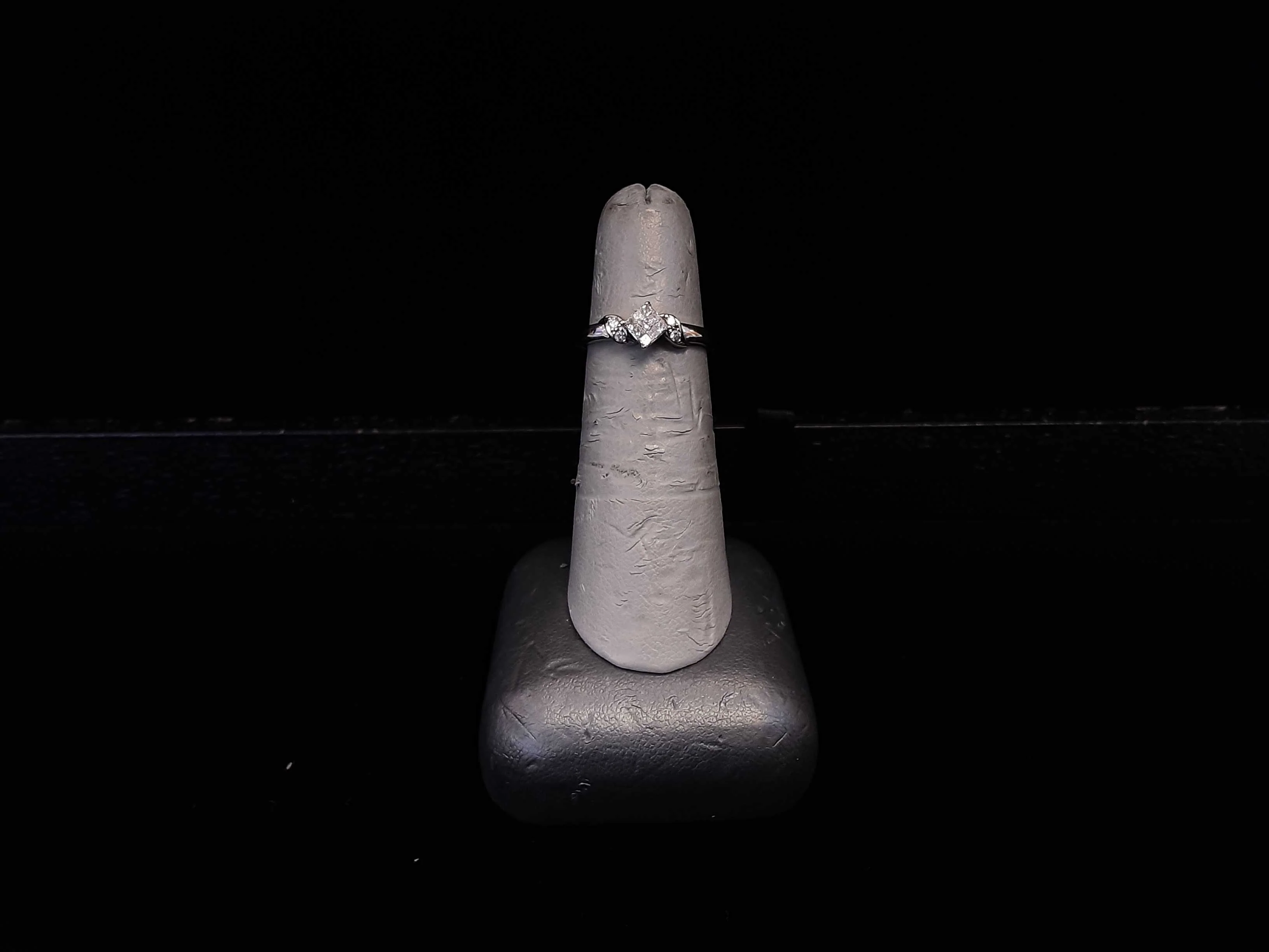 Women's Ring - White Gold 14k (.585) 1.6 grams Size 20