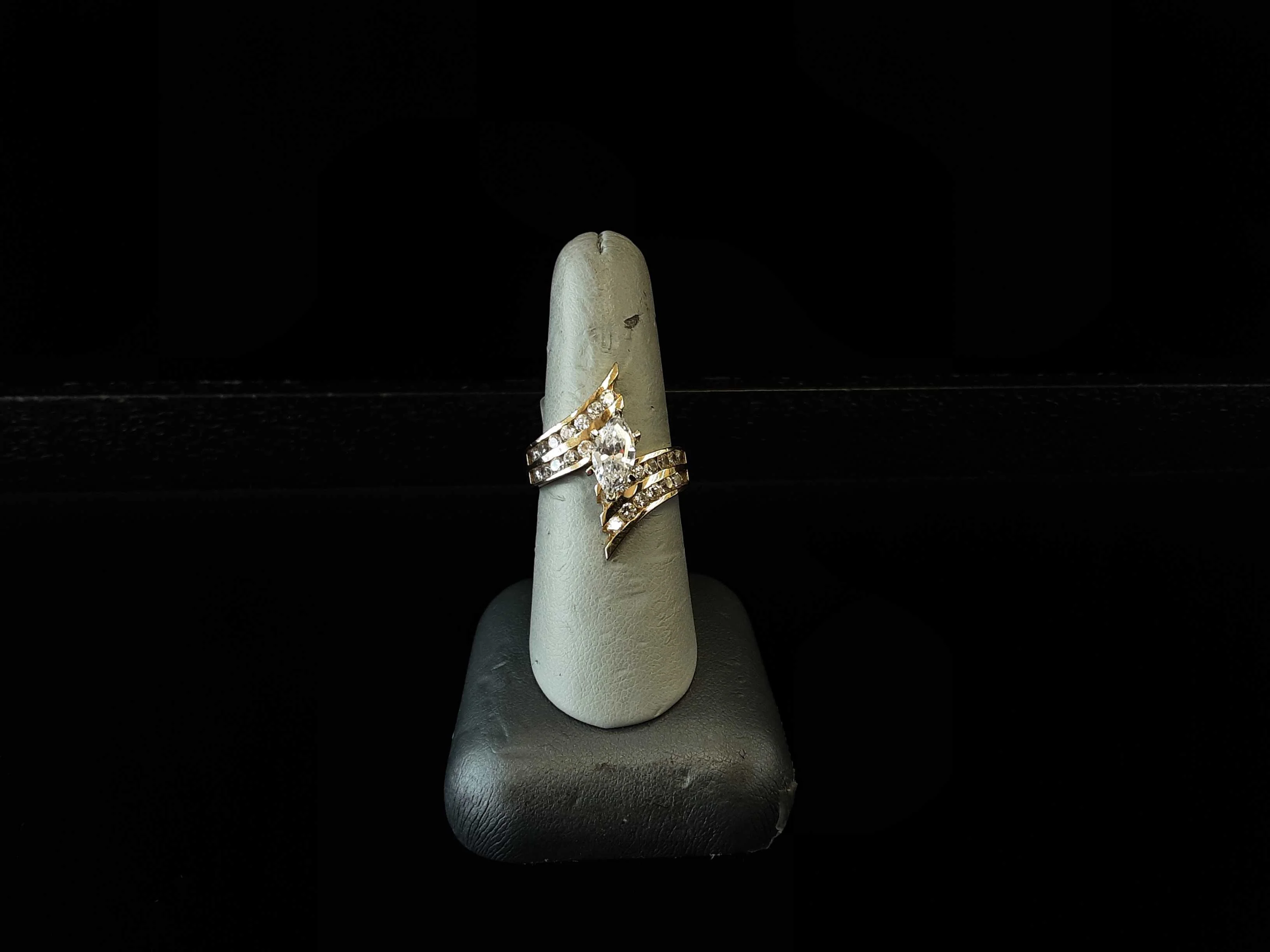 Women's Ring - Yellow Gold 10k (.417) 5.3 grams Size 7