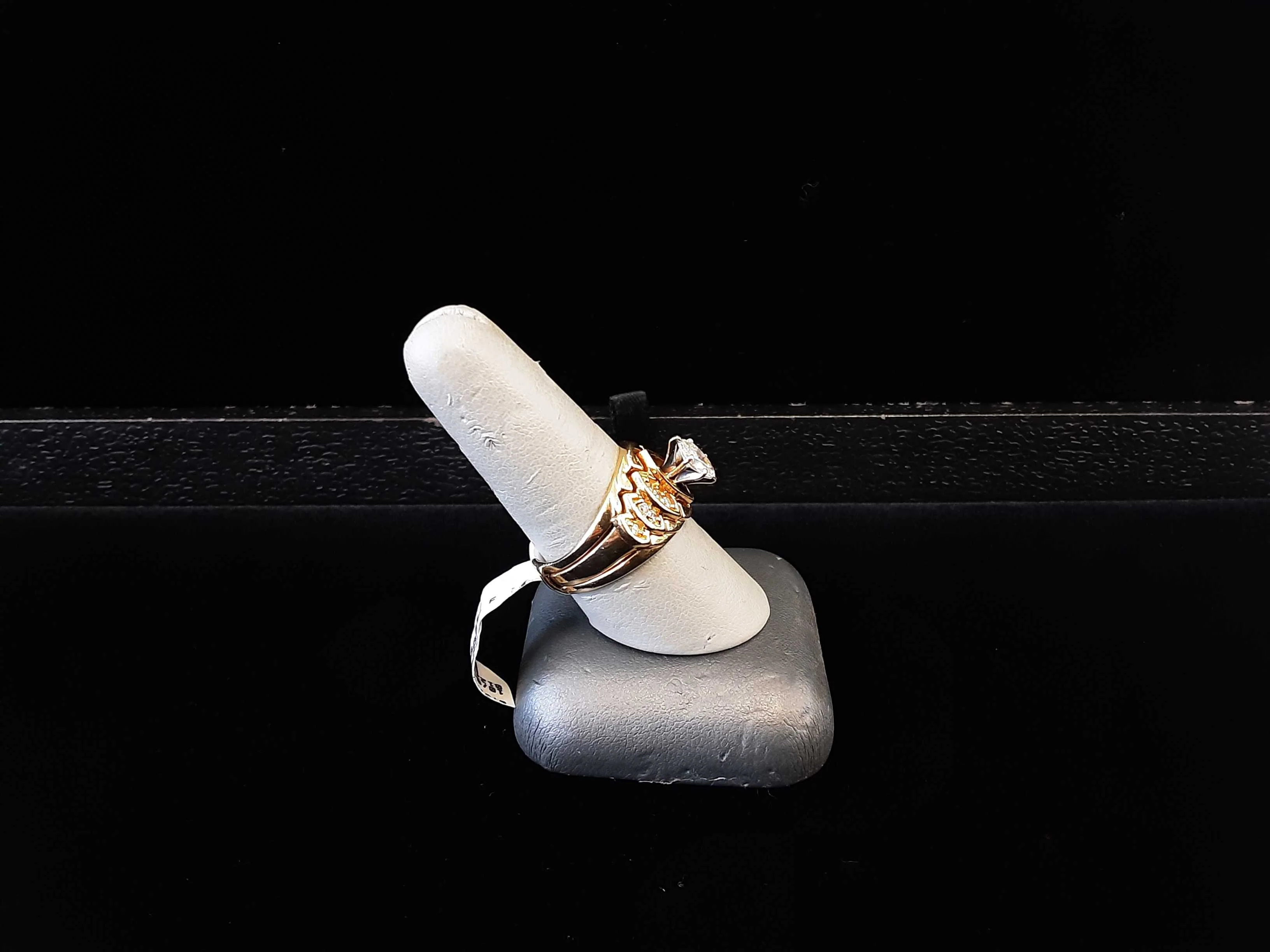 Women's Ring - Yellow Gold 14k (.585) 8 grams Size 7 - Image 3